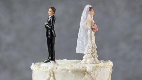 divorce_couple_wedding_cake A bride and groom wedding cake topper, with the couple facing away from each other.