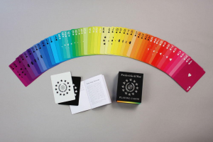 Setumpuk kartu warna-warni dari Fredericks & Mae
