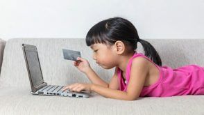 Parents Giving Kids Credit Cards Parents Giving Kids Credit Cards