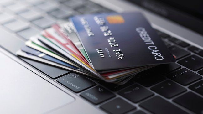 Cara Memulihkan Secara Finansial Dari COVID-19 - Lihatlah kartu kredit Anda