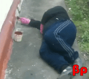 GIF pemilik rumah yang kelelahan mengecat properti