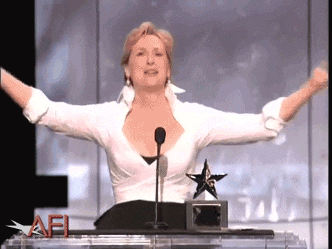 GIF aktris Meryl Streep mengucapkan terima kasih di acara penghargaan, lalu dengan lucu jatuh ke lantai sambil membungkuk.