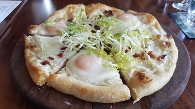 Flatbread with fried egg and lettuce on top