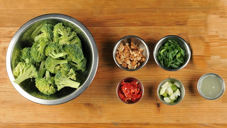 Home Chef stir fry ingredients including broccoli and peppers spread out in bowls on table